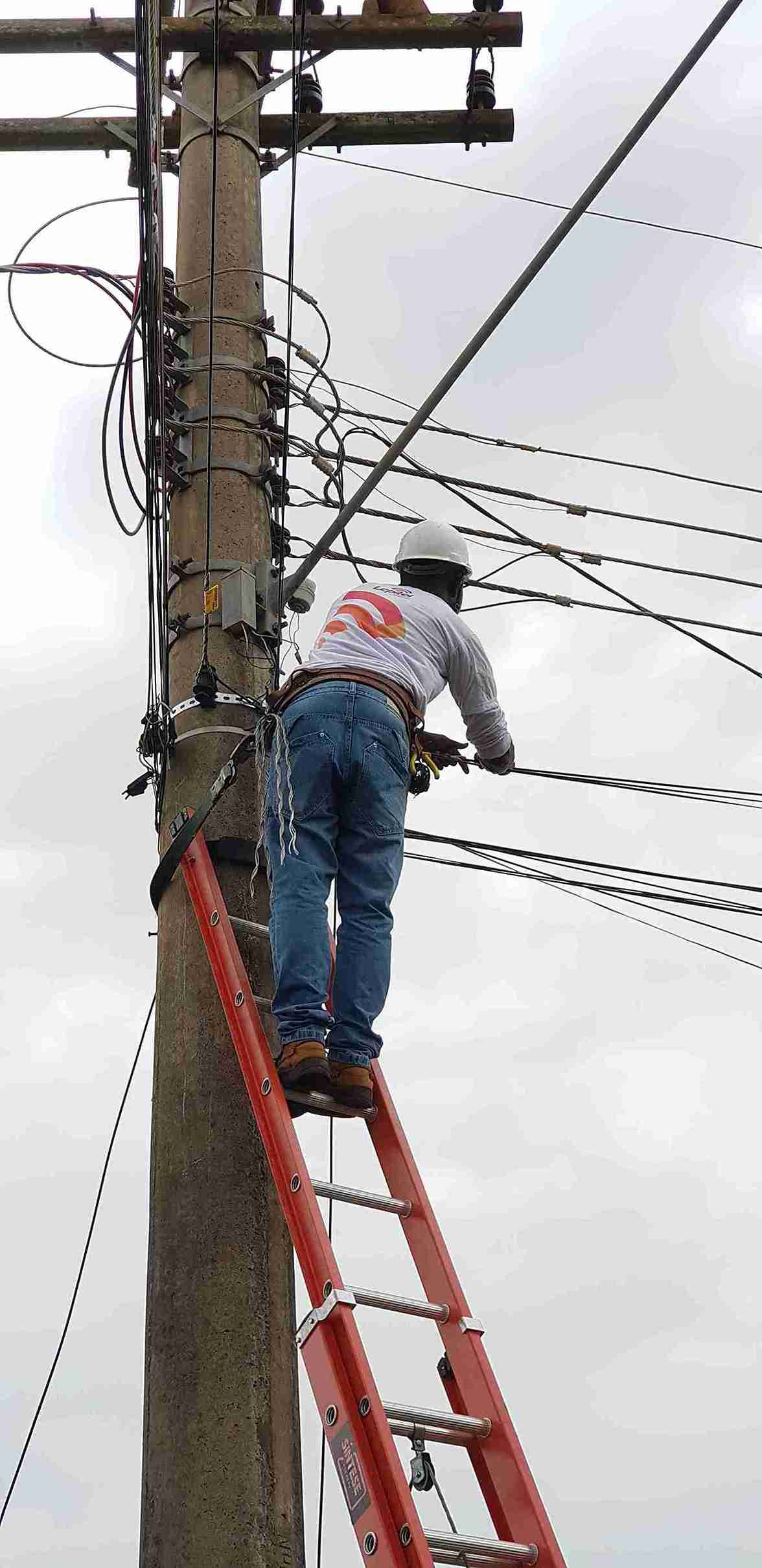 Técnico da Lepitel trabalhando na rede de fibra óptica em campo
